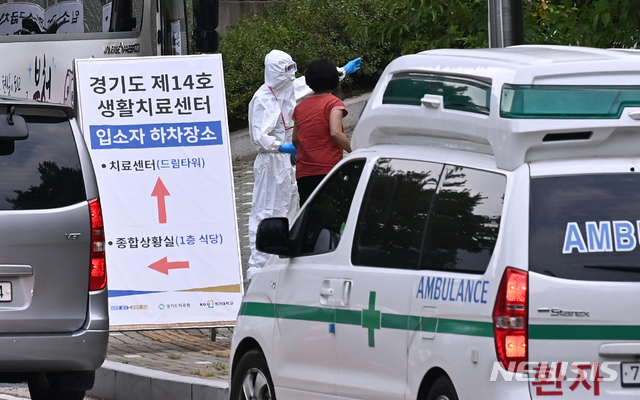 [수원=뉴시스] 김종택기자 = 지난 8월11일 오후 경기도 수원시 경기대학교 기숙사에 마련된 경기도 제14호 생활치료센터에서 확진자가 의료진의 안내를 받고 있다. 2021.08.11.jtk@newsis.com