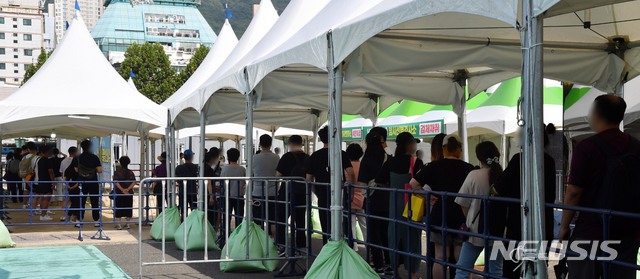 [부산=뉴시스] 하경민 기자 = 11일 부산 부산진구 놀이마루에 마련된 임시선별검사소를 찾은 시민들이 진단검사를 받기 위해 길게 줄을 선 채 차례를 기다리고 있다. 2021.08.11. yulnetphoto@newsis.com