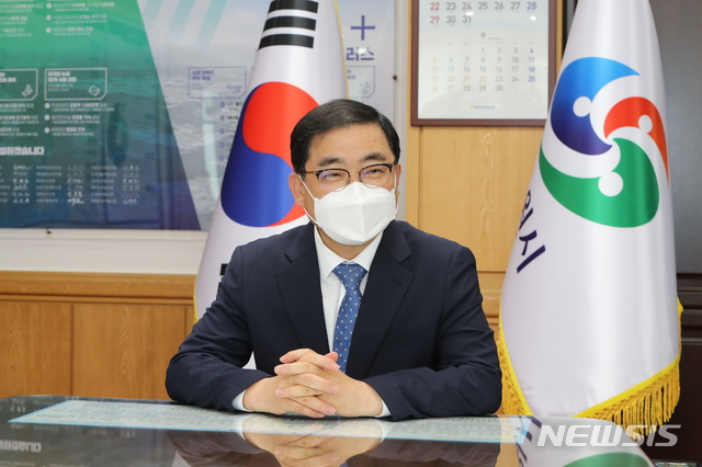 [창원=뉴시스] 강경국 기자 = 허성무 경남 창원시장이 11일 오후 창원시청 집무실에서 뉴시스와 인터뷰를 하고 있다. 2021.08.12. kgkang@newsis.com
