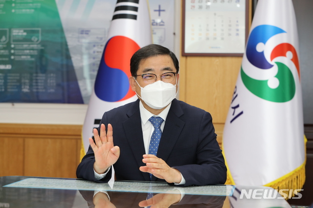 [창원=뉴시스] 강경국 기자 = 허성무 경남 창원시장이 11일 오후 창원시청 집무실에서 뉴시스와 인터뷰를 하고 있다. 2021.08.12. kgkang@newsis.com