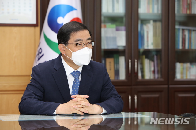 [창원=뉴시스] 강경국 기자 = 허성무 경남 창원시장이 11일 오후 창원시청 집무실에서 뉴시스와 인터뷰를 하고 있다. 2021.08.12. kgkang@newsis.com