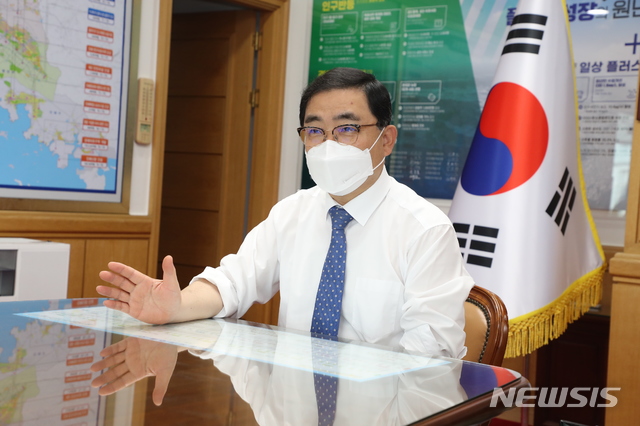 [창원=뉴시스] 강경국 기자 = 허성무 경남 창원시장이 11일 오후 창원시청 집무실에서 뉴시스와 인터뷰를 하고 있다. 2021.08.12. kgkang@newsis.com