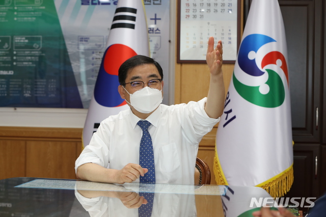 [창원=뉴시스] 강경국 기자 = 허성무 경남 창원시장이 11일 오후 창원시청 집무실에서 뉴시스와 인터뷰를 하고 있다. 2021.08.12. kgkang@newsis.com
