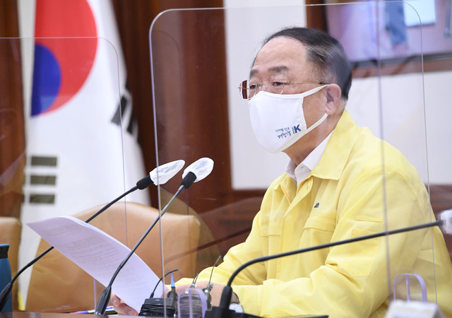 홍남기 경제부총리 겸 기획재정부 장관이 12일 서울 광화문 정부서울청사에서 열린 '제43차 비상경제 중앙대책본부 회의'를 주재, 모두발언을 하고 있다.(사진=기획재정부) *재판매 및 DB 금지