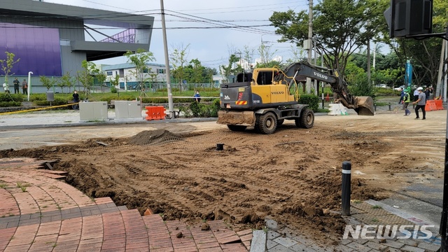 [대구=뉴시스]김정화 기자 = 지난 11일 오후 10시 40분께 대구시 동구 안심역 인근에서 땅 꺼짐 현상(싱크홀)이 발생했다. 사진은 임시복구된 모습. (사진 = 대구시 동구청 제공) 2021.08.12. photo@newsis.com