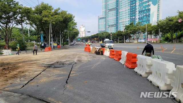 [대구=뉴시스]김정화 기자 = 지난 11일 오후 10시 40분께 대구시 동구 안심역 인근에서 땅 꺼짐 현상(싱크홀)이 발생했다. 사진은 임시복구된 모습. (사진 = 대구시 동구청 제공) 2021.08.12. photo@newsis.com