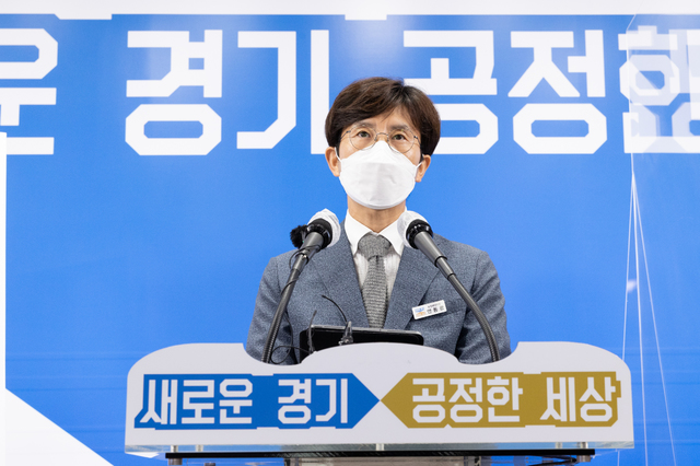 안동광 경기도 농정해양국장이 12일 도청에서 기자회견을 열고 어린이 건강과일 정책에 대해 설명하고 있다. (사진=경기도 제공) *재판매 및 DB 금지