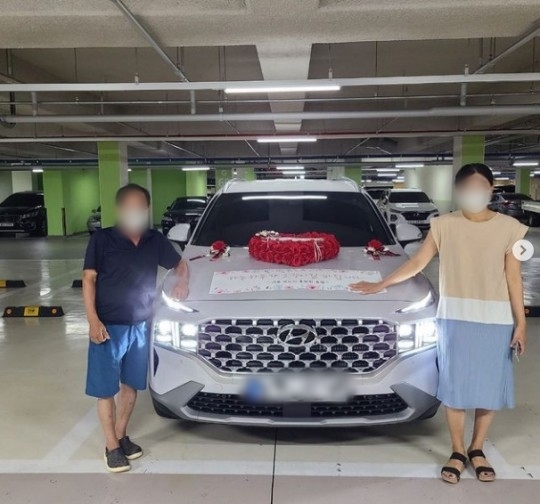 [서울=뉴시스] 시부모님께 자동차를 선물한 홍현희 (사진=제이쓴 인스타그램 제공).2021.08.12.photo@newsis.com