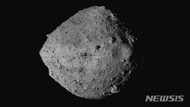 [워싱턴 D.C.=AP/뉴시스] 미국 항공우주국(NASA)이 약 25년 동안 추적해 온 소행성 베누(101955 Bennu)가 2182년 지구와 충돌할 가능성이 있다는 연구 결과를 발표했다고 미국 ABC가 19일(현지시간) 전했다. 사진은 나사의 OSIRIS-REx 탐사선이 촬영한 소행성 베누의 모습. 2023.09.20.