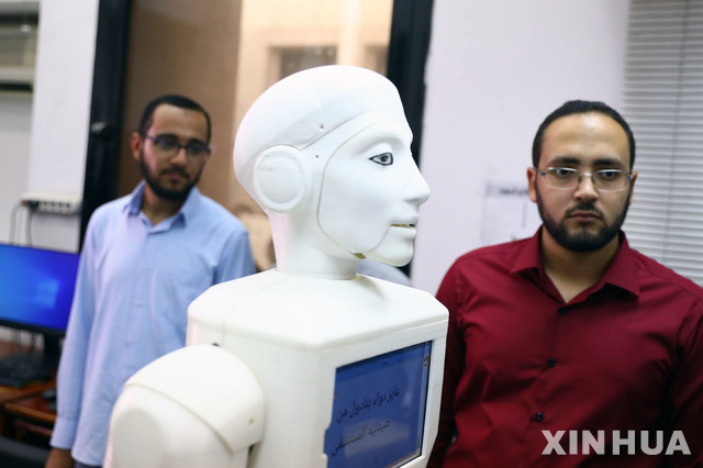 [카이로( 이집트)= 신화/뉴시스] 간호사 로봇 '샴스'를 개발한 이집트 아인샴스 대학교의 연구자들.&nbsp; 