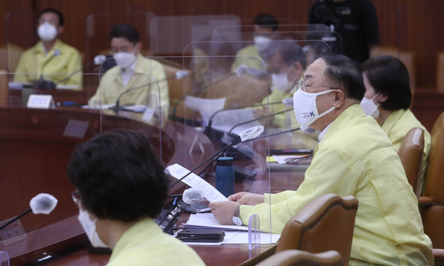 [서울=뉴시스] 김명원 기자 = 홍남기 경제부총리 겸 기획재정부 장관이 12일 오전 서울 종로구 정부서울청사에서 열린 비상경제 중앙대책본부(중대본) 회의에 참석해 발언하고 있다. (공동취재사진) 2021.08.12. photo@newsis.com
