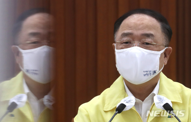 [서울=뉴시스] 김명원 기자 = 홍남기 경제부총리 겸 기획재정부 장관이 12일 오전 서울 종로구 정부서울청사에서 열린 비상경제 중앙대책본부(중대본) 회의에 참석해 발언하고 있다. (공동취재사진) 2021.08.12. photo@newsis.com
