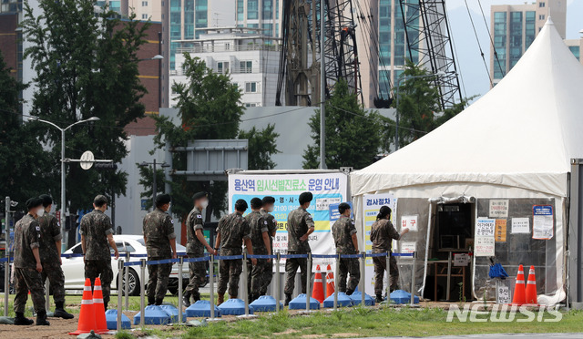 [서울=뉴시스] 백동현 기자 = 좀처럼 꺾이지 않는 코로나19 확산세가 이어진 12일 오전 서울 용산구 용산역 전면광장에 설치된 임시선별진료소에 군인들이 검사를 받기 위해 대기하고 있다. 2021.08.12. livertrent@newsis.com