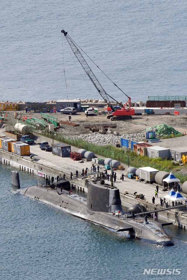 [부산=뉴시스] 하경민 기자 = 영국 '퀸 엘리자베스' 항모전단 소속 아스튜트급 핵추진 잠수함인 '아트풀함'(HMS artful·7400t급)이 12일 오전 부산 남구 해군작전사령부 부두에 정박해 있다. 이 잠수함은 길이 97m, 최대속력 30노트이다. 2021.08.12. yulnetphoto@newsis.com