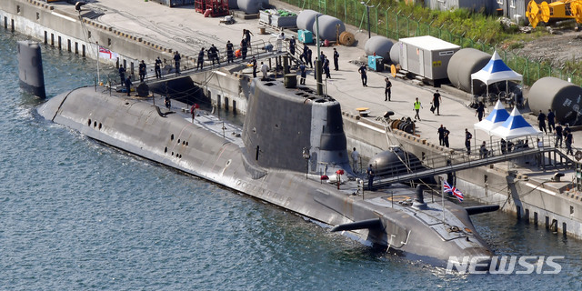 [부산=뉴시스] 하경민 기자 = 영국 '퀸 엘리자베스' 항모전단 소속 아스튜트급 핵추진 잠수함인 '아트풀함'(HMS artful·7400t급)이 12일 오전 부산 남구 해군작전사령부 부두에 정박해 있다. 이 잠수함은 길이 97m, 최대속력 30노트이다. 2021.08.12. yulnetphoto@newsis.com
