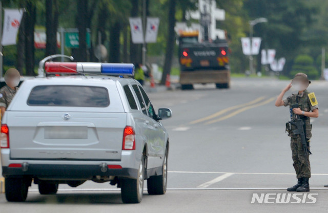 [광주=뉴시스] 변재훈 기자 = 8월12일 오전 광주 모 육군부대 훈련소 위병소에 군 차량이 진입하고 있다. (사진은 기사 내용과 관계없음.) 20201.09.05. wisdom21@newsis.com