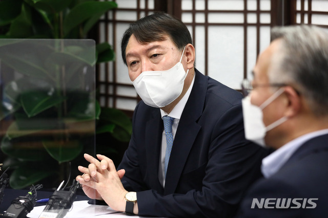 [서울=뉴시스] 국회사진기자단 = 국민의힘 대권주자인 윤석열 전 검찰총장이 12일 서울 종로구 선거사무실에서 열린 코로나19 대책 마련을 위한 전문가 간담회에서 인사말을 하고 있다. (공동취재사진) 2021.08.12. photo@newsis.com