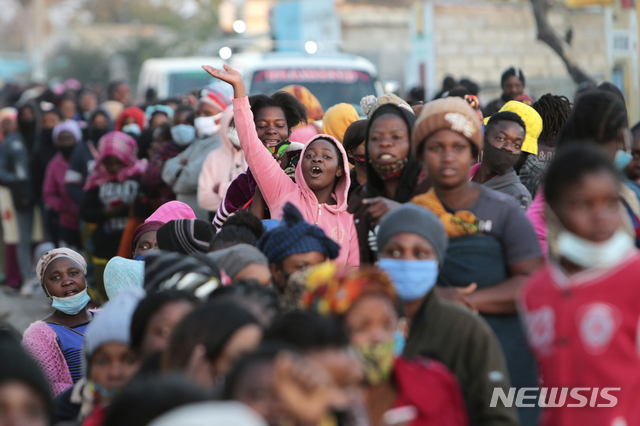 [루사카=AP/뉴시스] 2021년 8월 12일(현지시간) 잠비아 수도 루사카의 한 투표소에서 유권자들이 줄 서서 투표 순서를 기다리고 있다. 잠비아는 총선을 통해 대통령, 국회의원, 시장, 지방의원 등을 선출한다. 2021.08.12.