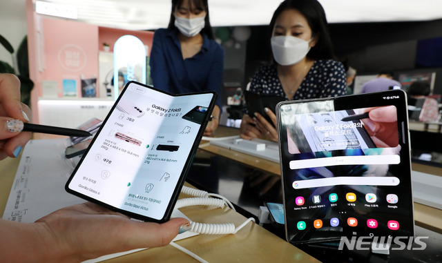 [서울=뉴시스] 추상철 기자 = 12일 오후 서울 종로구 광화문 KT스퀘어에서 고객들이 시중에 공개된 갤럭시Z폴드3 및 갤럭시Z플립3를 살펴보고 있다. 2021.08.12. scchoo@newsis.com