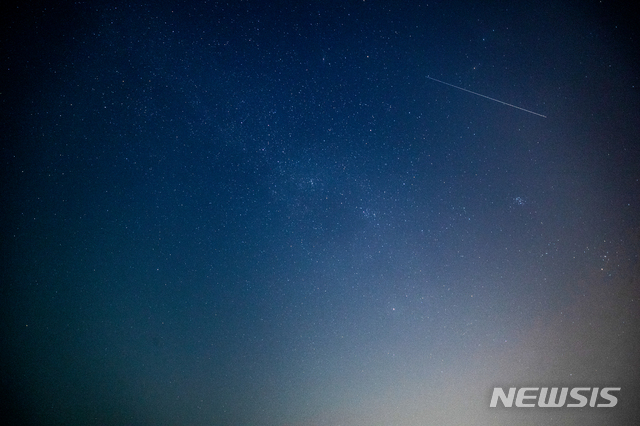 [연천=뉴시스] 정병혁 기자 = 12일 새벽 경기 연천군 한탄강 인근 하늘에 페르세우스 유성우가 빛을 내며 떨어지고 있다. 2021.08.13. jhope@newsis.com