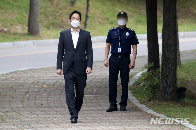 [의왕=뉴시스] 조성우 기자 = 국정농단 사건으로 복역 중이던 이재용 삼성전자 부회장이 13일 오전 경기도 의왕시 서울구치소에서 광복절을 맞아 가석방으로 풀려나고 있다. 2021.08.13. xconfind@newsis.com