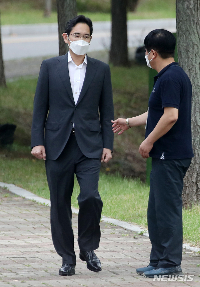 [의왕=뉴시스] 조성우 기자 = 국정농단 사건으로 복역 중이던 이재용 삼성전자 부회장이 13일 오전 경기도 의왕시 서울구치소에서 광복절을 맞아 가석방으로 풀려나고 있다. 2021.08.13. xconfind@newsis.com