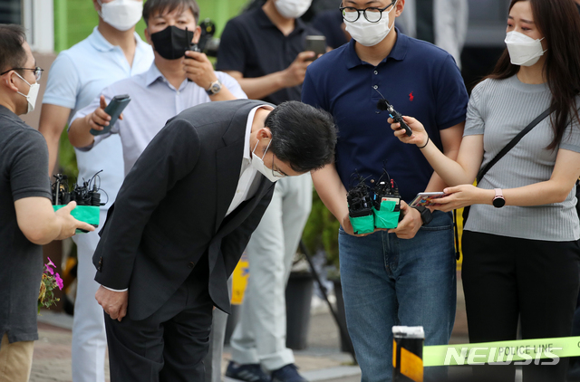 [의왕=뉴시스] 조성우 기자 = 국정농단 사건으로 복역 중이던 이재용 삼성전자 부회장이 13일 오전 경기도 의왕시 서울구치소에서 광복절을 맞아 가석방으로 풀려나 고개를 숙이고 있다. 2021.08.13. xconfind@newsis.com