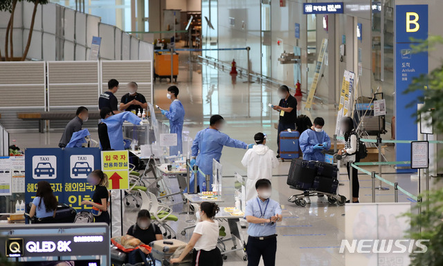 [인천공항=뉴시스] 고범준 기자 = 코로나19 신규 확진자가 1,990명으로 집계, 38일째 연속 네 자릿수를 기록하고 있는 13일 오전 인천국제공항 제2터미널에서 해외 입국자들이 이동하고 있다. 2021.08.13. bjko@newsis.com