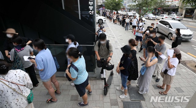 [서울=뉴시스] 김선웅 기자 = 13일 서울 영등포구에 위치한 '머지포인트' 운영사 머지플러스 본사에서 포인트 환불을 요구하는 고객들이 줄을 서고 있다. 2021.08.13. mangusta@newsis.com