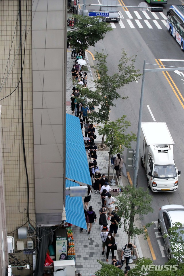 [서울=뉴시스] 김선웅 기자 = 13일 서울 영등포구에 위치한 '머지포인트' 운영사 머지플러스 본사에서 포인트 환불을 요구하는 고객들이 줄을 서고 있다. 2021.08.13. mangusta@newsis.com