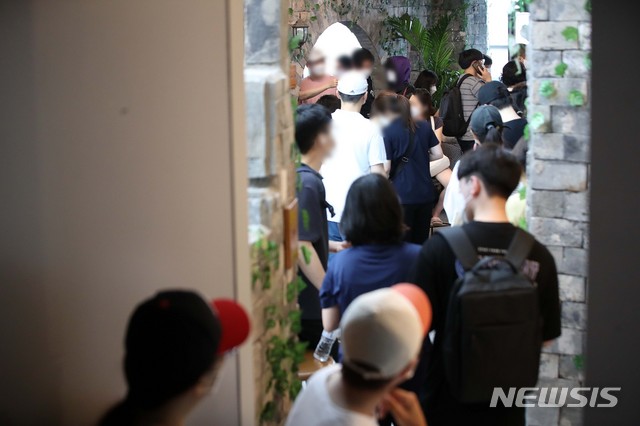 [서울=뉴시스] 김선웅 기자 = 13일 서울 영등포구에 위치한 '머지포인트' 운영사 머지플러스 본사에서 포인트 환불을 요구하는 고객들이 줄을 서고 있다. 2021.08.13. mangusta@newsis.com