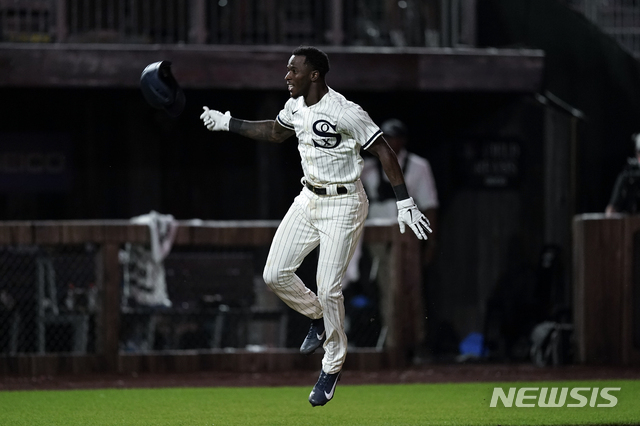 [아이오와=AP/뉴시스]시카고 화이트삭스 팀 앤더슨이 13일(한국시간) 미국 아이오와주 다이어스빌 옥수수밭에 지어진 야구장에서 열린 뉴욕 양키스와 경기에서 9회 끝내기 홈런을 날린 뒤 기뻐하고 있다. 2021.08.13.