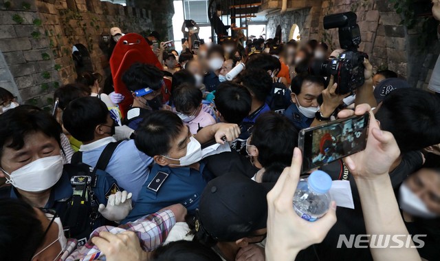 [서울=뉴시스] 김선웅 기자 = 13일 서울 영등포구에 위치한 '머지포인트' 운영사 머지플러스 본사에서 포인트 환불을 요구하는 고객들이 몰려 항의가 이어지는 가운데 켱찰 및 구급대원들과 뒤엉켜 혼란스러운 상황이 연출되고 있다. 2021.08.13. mangusta@newsis.com