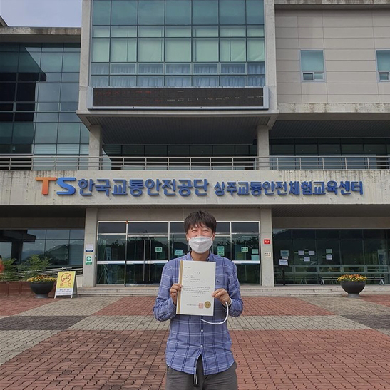 [서울=뉴시스] 최동준 기자 = 이준석 국민의힘 대표가 13일 경북 교통안전공단 상주교통안전체험교육센터에서 개인택시 면허 양수 교육 과정을 끝내고 수료증을 받은 모습을 SNS에 올렸다. (사진=이준석 대표 SNS 캡처) 2021.08.13. photo@newsis.com *재판매 및 DB 금지