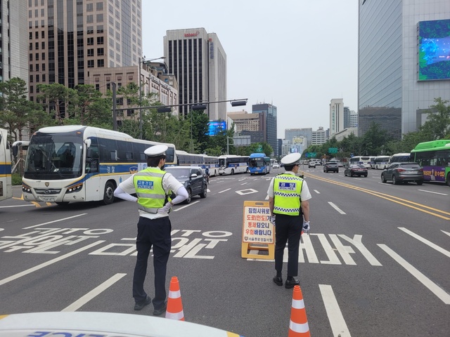 [서울=뉴시스]정유선기자=서울 종로구 세종교차로에서 경찰이 집회시위 차량 검문 작업을 벌이고 있다.  2021. 8. 14 *재판매 및 DB 금지