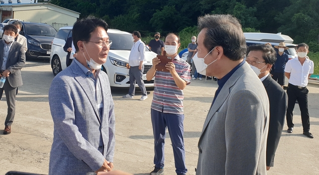 [고창=뉴시스] 이학권 기자 =더불어민주당 이낙연 전 대표가 14일 전북 고창군 동호항을 찾은 자리에서 심덕섭 노을대교특별추진위원장과 대화를 나누고 있다. 2021.08.14. un-0550@newsis.com *재판매 및 DB 금지