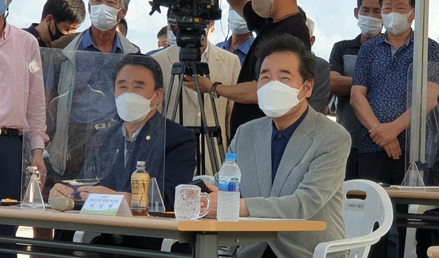 [고창=뉴시스] 이학권 기자 =더불어민주당 이낙연 전 대표가 14일 전북 고창군 동호항을 찾은 자리에서 최인규 고창군의회 의장과 노을대교 건설 사업에 대한 설명을 듣고 있다. 2021.08.14. un-0550@newsis.com  *재판매 및 DB 금지