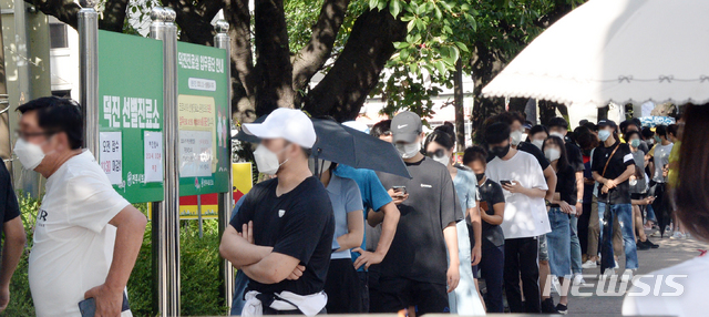 [전주=뉴시스] 김얼 기자 = 지난 14일 전북 전주시 덕진 선별진료소를 찾은 시민들로 발 디딜 틈 없이 북적이고 있다. 2021.08.14. pmkeul@newsis.com