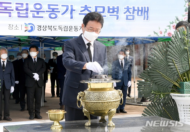 [안동=뉴시스] 이지연 기자= 이철우 경북지사가 경북독립운동기념관에서 독립운동가 추모벽 참배를 하고 있다. (사진=경북도청 제공) 2021.08.15. photo@newsis.com