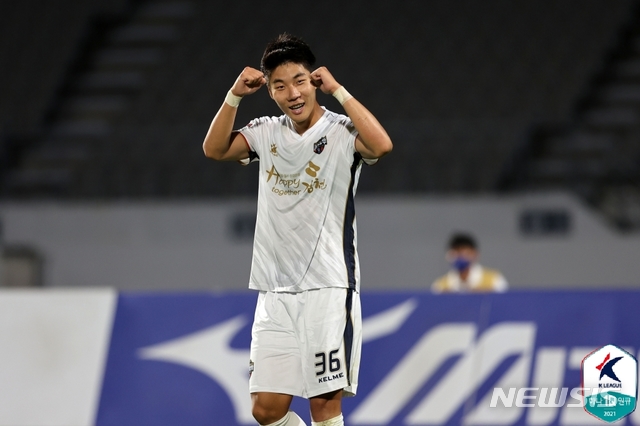 [서울=뉴시스] K리그2 김천 서진수가 득점 후 기뻐하고 있다. (사진=프로축구연맹 제공)