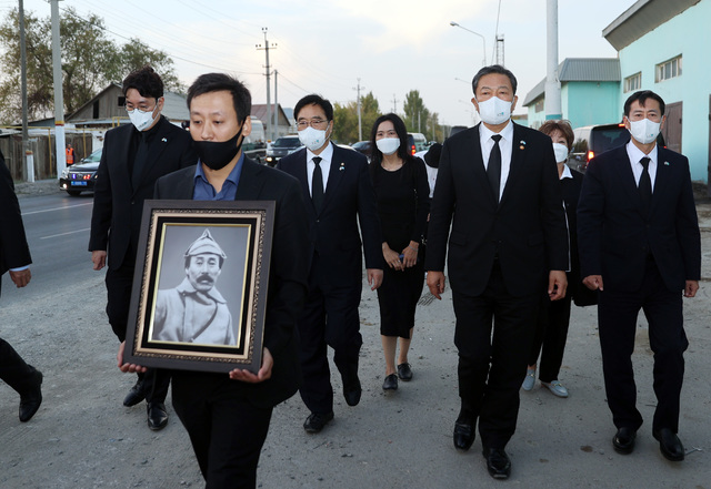 [서울=뉴시스] 홍범도 장군 유해 봉환 특사인 황기철 국가보훈처장과 특사단 일행인 우원식 의원, 조진웅 배우가 14일 카자흐스탄 크즐오르다 홍범도 장군 묘역에서 열린 추모식 후 크즐오르다 홍범도 거리를 함께 거닐고 있다. (사진=국가보훈처 제공) 2021.08.15.photo@newsis.com *재판매 및 DB 금지