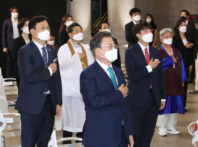 [서울=뉴시스] 김진아 기자 = 문재인 대통령이 송영길 더불어민주당 대표, 이준석 국민의힘 대표 등 참석자들과 15일 서울 중구 문화역서울284에서 열린 제76주년 광복절 경축식에서 국민의례를 하고 있다. 2021.08.15. bluesoda@newsis.com