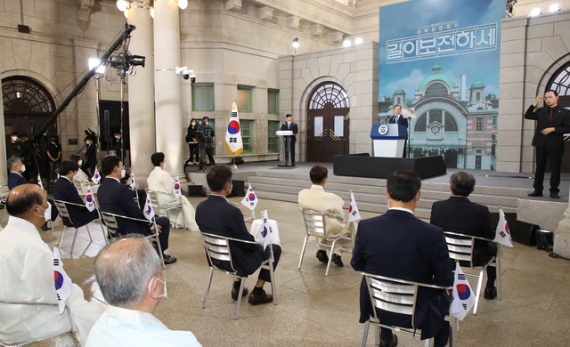 [서울=뉴시스] 김진아 기자 = 문재인 대통령이 15일 서울 중구 문화역서울284에서 열린 제76주년 광복절 경축식에서 경축사를 하고 있다. 2021.08.15. bluesoda@newsis.com