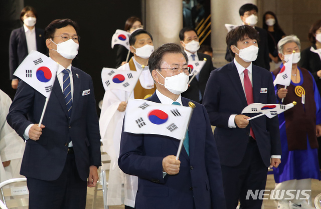 [서울=뉴시스] 김진아 기자 = 문재인 대통령이 여야 대표 등 참석자들과 15일 서울 중구 문화역서울284에서 열린 제76주년 광복절 경축식에서 광복절 노래를 제창하고 있다. 2021.08.15. bluesoda@newsis.com