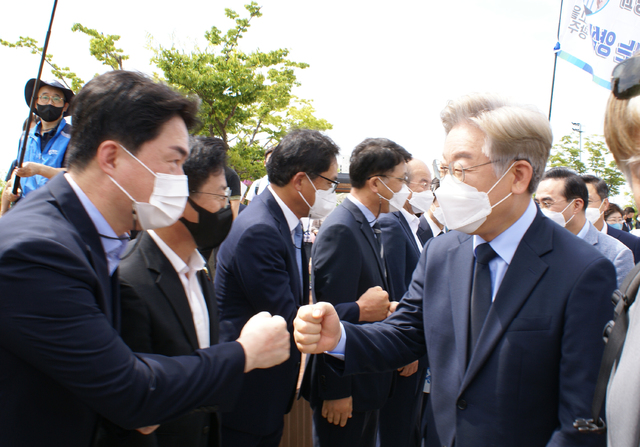 [여수=뉴시스] 김석훈 기자 = 더불어민주당 대권 주자인 이재명 경기지사가 15일 전남 여수시 이순신공원 내 항일독립운동기념탑에서 환영하는 지지자들과 인사하고 있다.  2021.08.15. kim@newsis.com