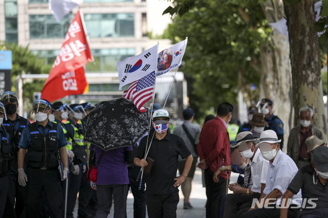 [서울=뉴시스] 정병혁 기자 = 15일 국민혁명당이 문재인 탄핵 8.15 1천만 1인시위 대회를 예고한 가운데 집회 참석자가 서울 종로구 종묘공원 앞에서 태극기와 성조기를 들고 있다. 2021.08.15. jhope@newsis.com