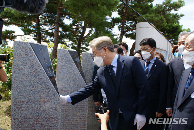 [여수=뉴시스] 김석훈 기자 = 더불어민주당 대권 주자인 이재명 경기지사가 15일 전남 여수시 이순신공원 항일독립운동기념탑에서 여수지역 항일운동 역사를 기록한 표지석을 살펴보고 있다. 2021.08.15. kim@newsis.com