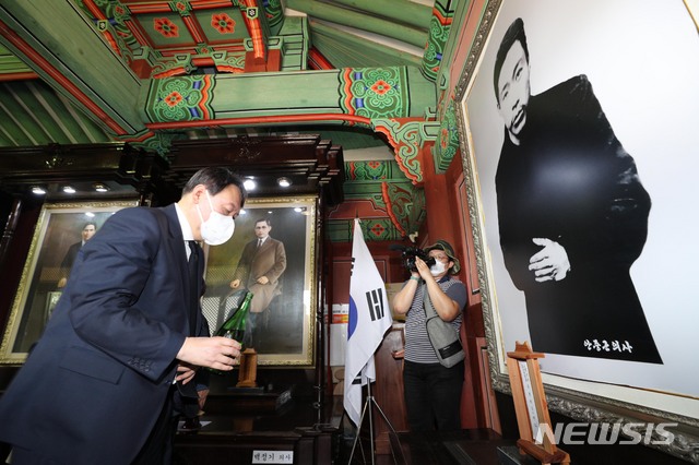 [서울=뉴시스] 국회사진기자단 = 국민의힘 대권주자인 윤석열 전 검찰총장이 15일 서울 용산 효창공원 내 의열사를 찾아 참배하고 있다. 2021.08.15. photo@newsis.com