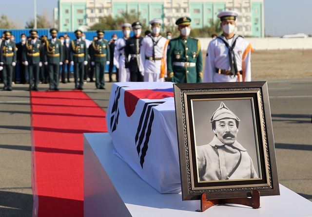 [서울=뉴시스] 김병문 기자 = 일제강점기 봉오동 전투 승리를 이끈 홍범도 장군의 유해가 15일 한국으로 봉환되기 위해 카자흐스탄 크즐오르다 공항에서 국군의장대에 의해 특별수송기(KC-330)로 모셔지고 있다. (사진=국가보훈처 제공) 2021.08.15. photo@newsis.com *재판매 및 DB 금지