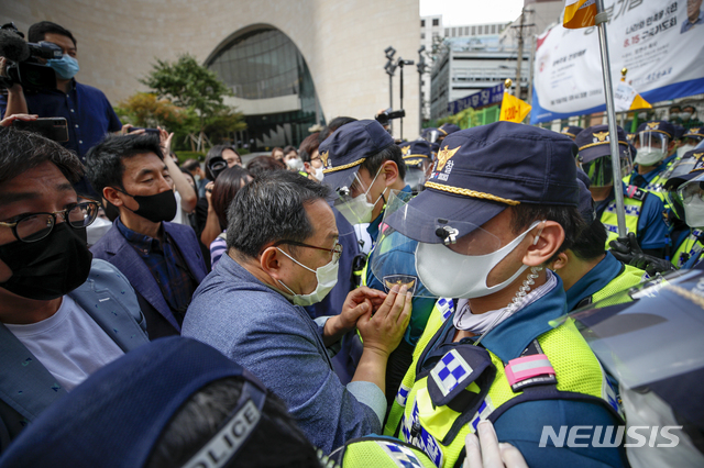 [서울=뉴시스] 정병혁 기자 = 국민혁명당 관계자들이 15일 오후 서울 종로구 새문안교회 앞에서 문재인 탄핵 8.15 1천만 1인시위 대회를 열기 위해 동화면세점 앞으로 진입을 시도하다 경찰에 가로막혀 있다. 2021.08.15. jhope@newsis.com